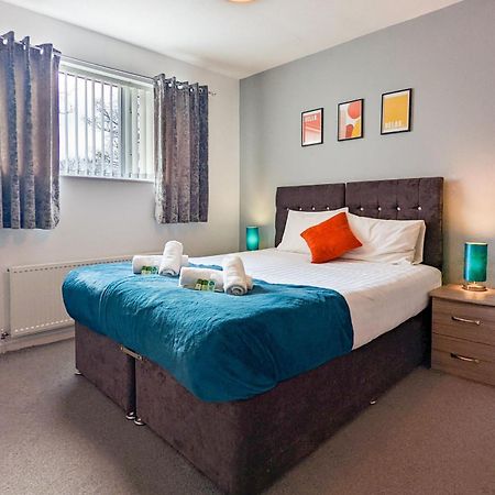 5-Bedroom Contractor House With 10 Beds Free Parking And Free Wifi - Outfield Homes By Your Lettings Short Lets & Serviced Accommodation Peterborough Exterior foto