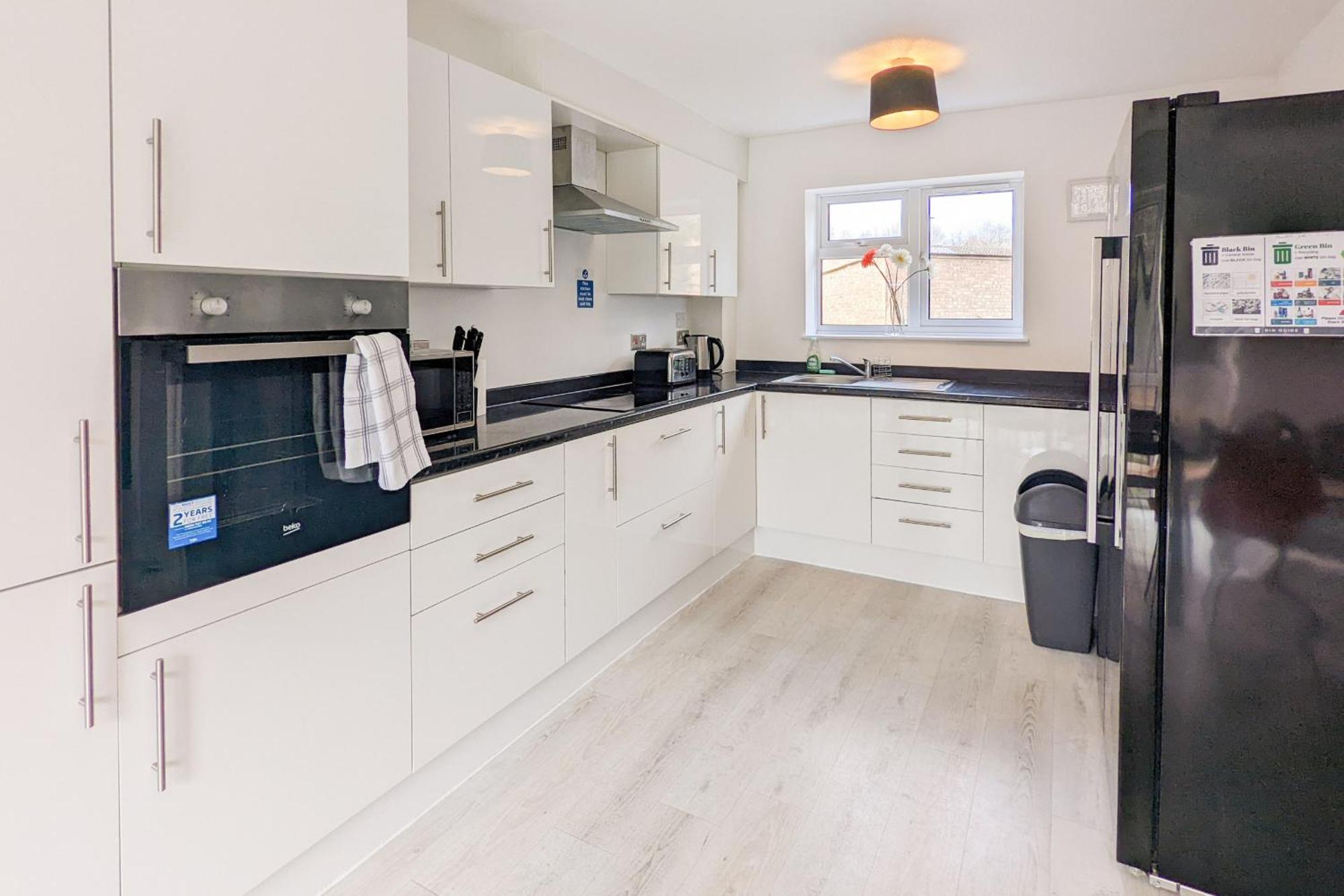 5-Bedroom Contractor House With 10 Beds Free Parking And Free Wifi - Outfield Homes By Your Lettings Short Lets & Serviced Accommodation Peterborough Exterior foto