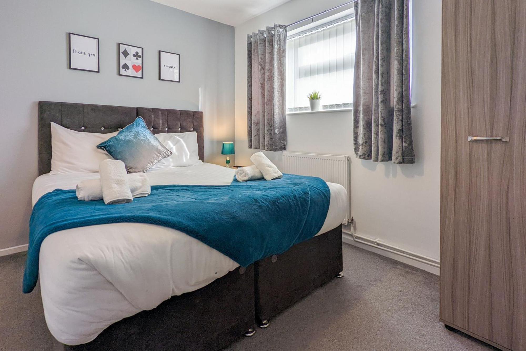 5-Bedroom Contractor House With 10 Beds Free Parking And Free Wifi - Outfield Homes By Your Lettings Short Lets & Serviced Accommodation Peterborough Exterior foto