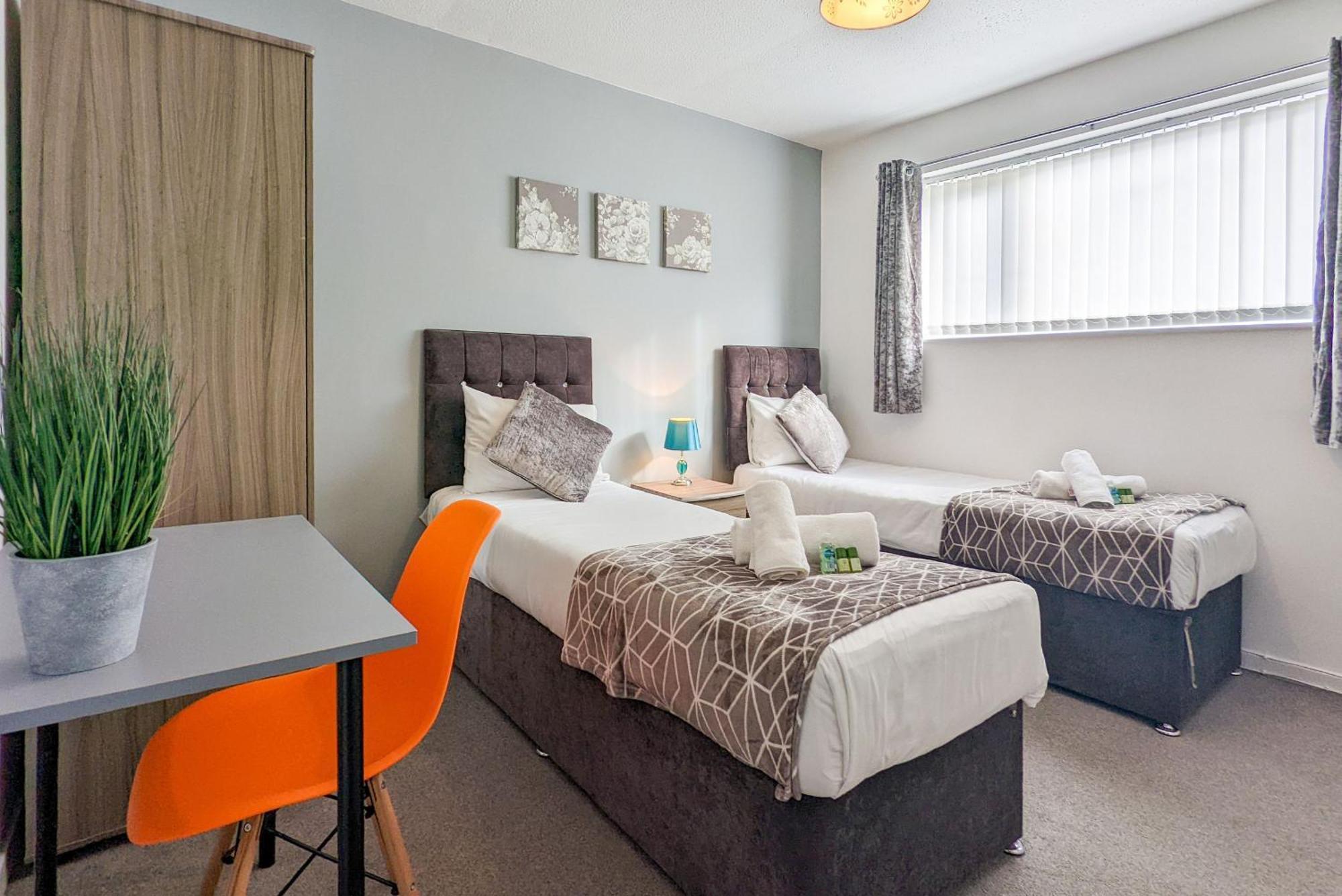 5-Bedroom Contractor House With 10 Beds Free Parking And Free Wifi - Outfield Homes By Your Lettings Short Lets & Serviced Accommodation Peterborough Exterior foto
