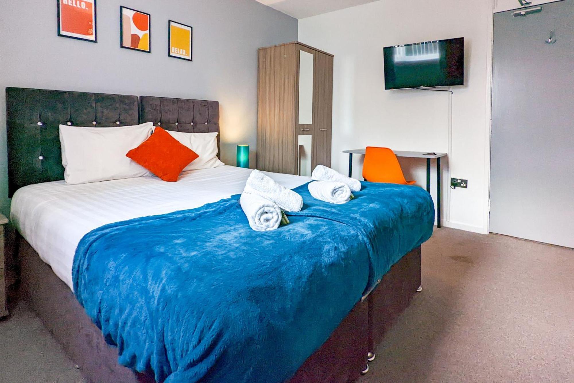 5-Bedroom Contractor House With 10 Beds Free Parking And Free Wifi - Outfield Homes By Your Lettings Short Lets & Serviced Accommodation Peterborough Exterior foto
